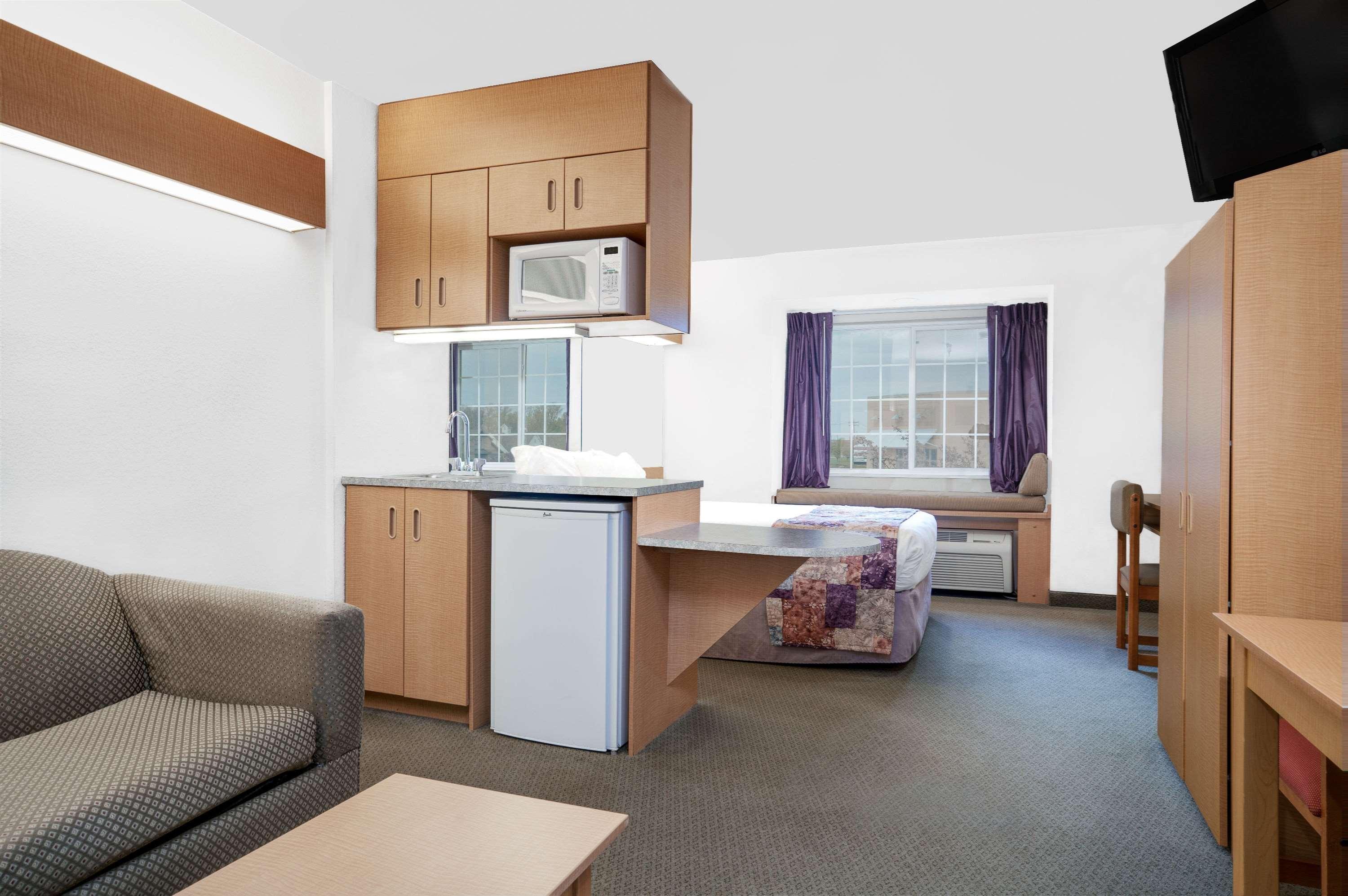Microtel Inn & Suites By Wyndham Манкейто Экстерьер фото